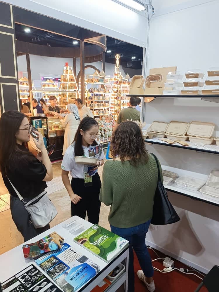Ahli pasukan B Eco Packaging menunjukkan bekas hampas tebu kepada pengunjung di gerai MIMF 2025