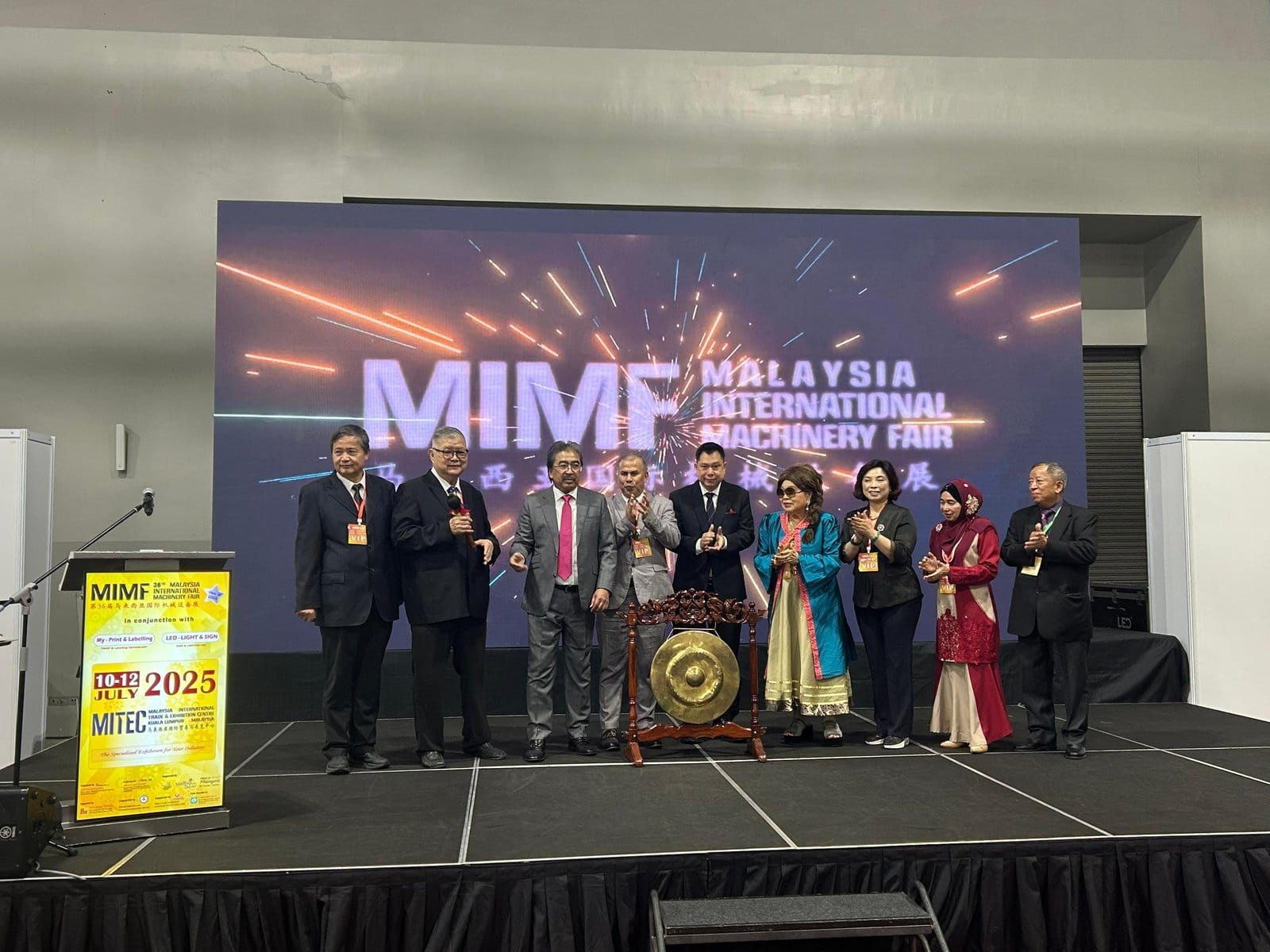 Tetamu kehormat memukul gong pada majlis perasmian MIMF 2025 di MITEC, Kuala Lumpur