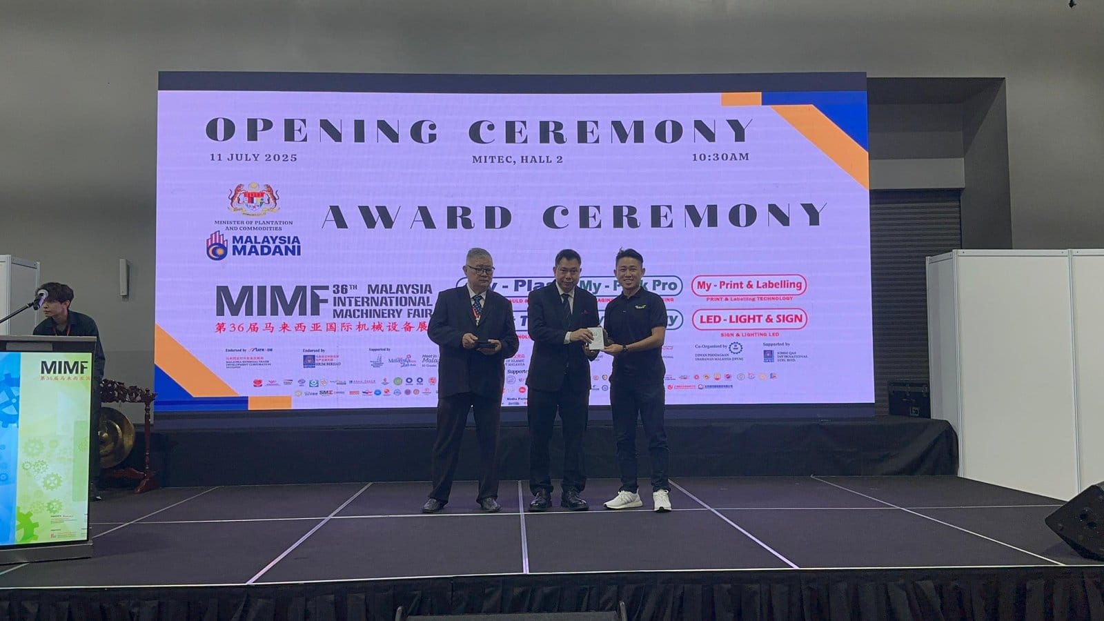Wakil B Eco Packaging menerima anugerah di atas pentas semasa majlis anugerah MIMF 2025